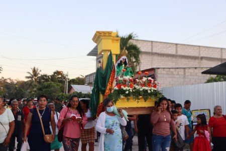 Feligreses de la Parroquia San Benito festejaron el día de la Candelaria con procesión.