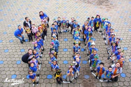Los estudiantes del Instituto Salesiano San Miguel celebran felices los 100 días de clases. 