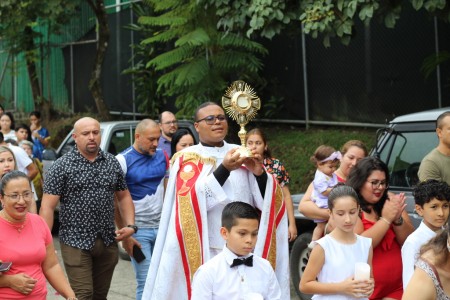 Fieles del Centro Don Bosco de Pérez Zeledón caminan junto al Santísimo durante la procesión del Corpus Christi. 