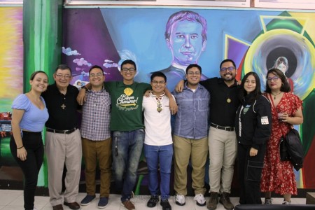 Salesianos y jóvenes colaboradores en la creación del mural en el Clubhouse Sales Cartago.