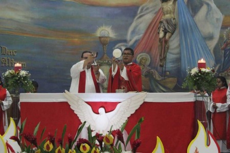 La Parroquia San Juan Bosco celebró la Vigilia de Pentecostés, que incluyó la Santa Eucaristía, Adoración Eucarística y bendiciones.