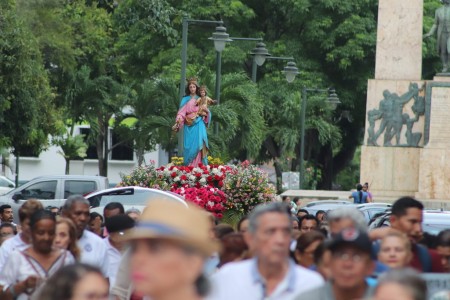 La feligres&iacute;a con devoci&oacute;n y alegr&iacute;a acompa&ntilde;&oacute; la imagen de Mar&iacute;a Auxiliadora por las calle aleda&ntilde;as a Bas&iacute;lica Don Bosco. 
