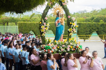 Fieles y alumnos del Colegio Salesiano Don Bosco de Masaya participan con devoción en la procesión interna en honor a María Auxiliadora, llenando de color y alegría los patios del centro de estudios.