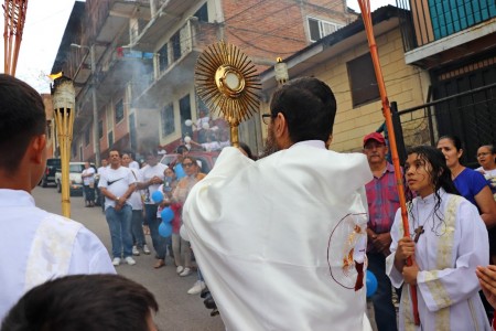 Feligreses de la Parroquia María Auxiliadora cierran el mes de las misiones con tarde de alabanza y adoración.