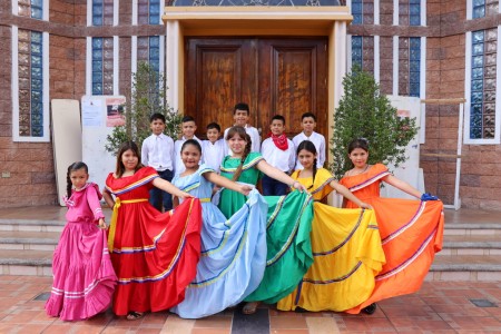 Niños vestidos con trajes típicos posan con orgullo, resaltando la riqueza cultural y folklórica de Honduras durante el Festival de Danza Folklórica celebrado en la Sede Parroquial de Comayagüela.