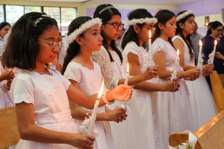 Parte del grupo de niños que recibieron su Primera Comunión en la Parroquia San Juan Bosco, viviendo con alegría su encuentro con Jesús Eucaristía.