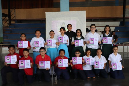 Estudiantes de la escuela Shalon Yireh, campeones de la Liga del Saber, junto a sus compañeros de competencia, celebran tras recibir sus medallas y diplomas en la Semana Salesiana.