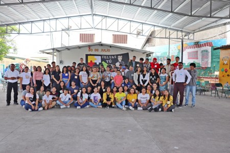 Jóvenes de la Pastoral Juvenil participando en el encuentro vocacional en la Escuela Rafael Pineda Ponce.