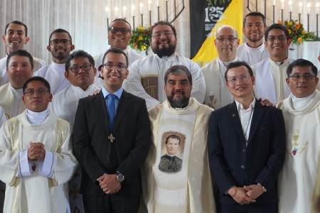 Los hermanos Víctor Manuel Barrios del Águila y Lucas Quoc Hung Tran junto a sacerdotes y miembros de la familia salesiana durante la celebración de su Profesión Perpetua en el El Salvador.
