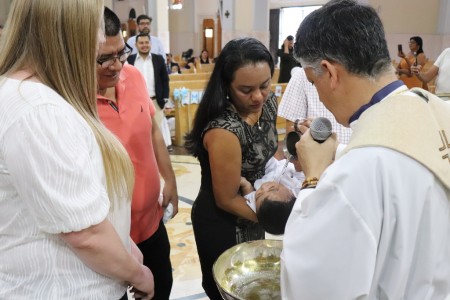El padre Mauricio Dada, SDB, celebró el sacramento del Bautismo para trece niños en la Parroquia María Auxiliadora Don Rúa, brindando una cálida bienvenida a la comunidad cristiana