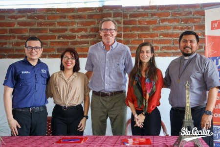 Representantes de la Alianza Francesa junto al padre director del Colegio Salesiano Santa Cecilia, Arnoldo Cubías, SDB y Gerardo Cabrera, coordinador del CFP, celebran la firma del convenio que abre nuevas oportunidades educativas y culturales para los estudiantes.