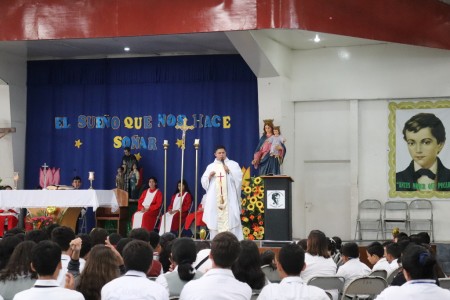Los estudiantes de la Escuela Salesiana Domingo Savio festejaron el cumpleaños de Don Bosco con una eucaristía presidida por el padre Francisco Rodríguez, SDB.