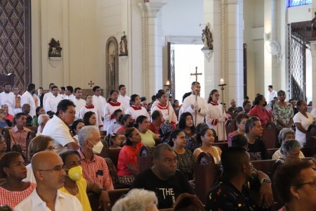 Fieles de la Basílica Don Bosco partricipan en la misa solemne del noveno y último día de la novena en honor a Santa María la Antigua, patrona de Panamá, en una celebración marcada por la devoción y la unidad de la comunidad.