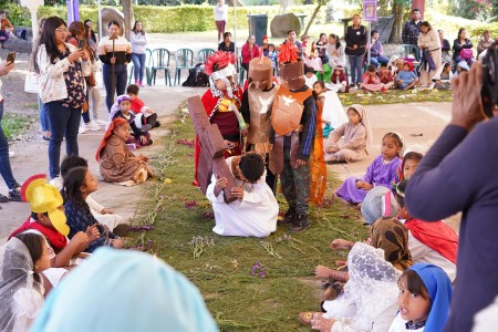 Estudiantes del Centro Escolar Miguel Magone representan con fe y creatividad las estaciones del Vía Crucis viviente.