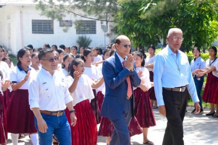 Alumnas de Talita Kumi brindan una cálida bienvenida al Embajador de la India durante su visita.