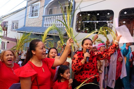 Con ramos en alto y cantos de alabanza, los feligreses de la Parroquia María Auxiliadora celebraron el Domingo de Ramos, dando inicio a la Semana Santa.