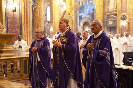 El padre Ch&aacute;vez, el cardenal Fern&aacute;ndez Artime y el padre Fabio Attard oraron en silencio ante la urna de Don Bosco, confiando a su protecci&oacute;n la misi&oacute;n salesiana en el mundo.