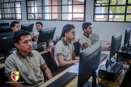 Con entusiasmo, los estudiantes descubren nuevas oportunidades en el Laboratorio de Cómputo recién inaugurado.
