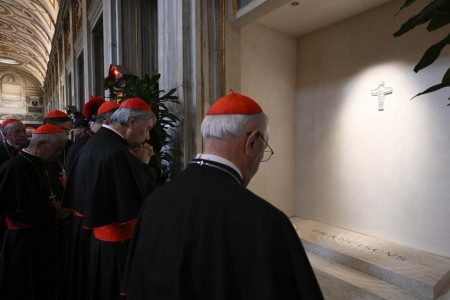 En vísperas del Cónclave, los cardenales se unieron en oración ante la tumba del Papa Francisco, acompañados por más de 20 mil fieles que desde temprano rindieron homenaje y ofrecieron flores, como la emotiva 'señora de las flores amarillas', en señal de afecto y recuerdo.