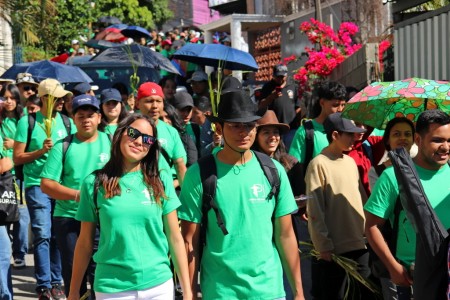 Jóvenes de distintas parroquias de Tegucigalpa, entre ellos miembros de la Parroquia María Auxiliadora, participan con entusiasmo en la Jornada Juvenil de Ramos 2025, celebrada bajo el lema “Discípulos de Esperanza”.