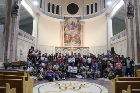 Jóvenes salesianos vivieron un significativo retiro y acto penitencial en la parroquia Don Rua, preparándose espiritualmente para la Semana Santa.