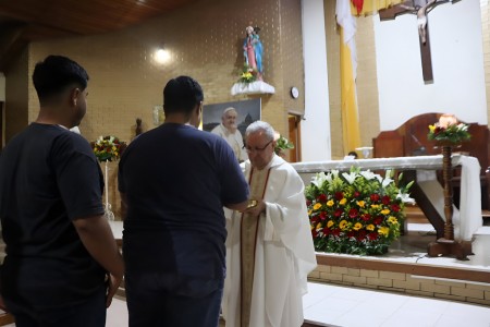 La Parroquia San Benito de Palermo acogió una sentida misa en memoria del papa Francisco, presidida por el padre Miguel Giorgio, donde los fieles recordaron su legado de humildad y servicio.