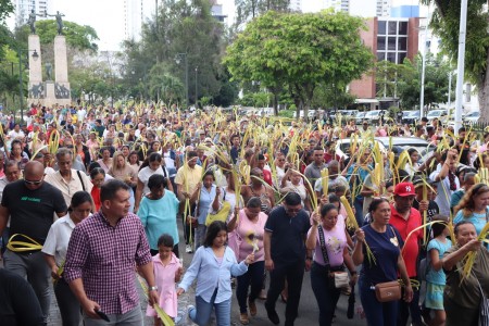 Feligreses caminaron desde el Parque Porras hacia la Basílica Don Bosco, recordando que, como Iglesia viva, están llamados a caminar junto a Cristo al iniciar la Semana Santa en Ciudad de Panamá.