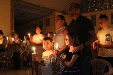 Con entusiasmo y devoción, jóvenes y familias del Centro Don Bosco acompañaron a Jesús en su camino hacia la Pascua, fortaleciendo su fe en comunidad.
