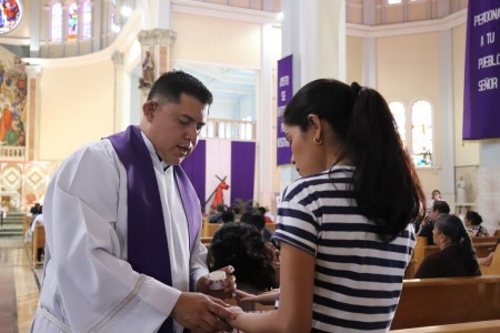Fieles de todas las edades reciben la Unción de los Enfermos en una emotiva celebración de Martes Santo en Don Rua.