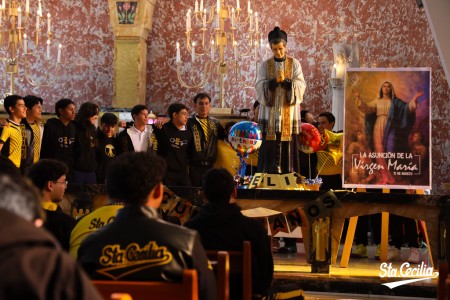 Con alegría y gratitud, los estudiantes del Colegio Salesiano Santa Cecilia celebraron el cumpleaños de Don Bosco, recordando su legado de amor y entrega a la juventud.