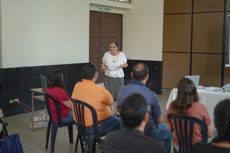 Una de las catequistas de la Parroquia El Espíritu Santo guía la charla prebautismal, orientando a padres y padrinos en su compromiso de acompañar la vida de fe de los niños.