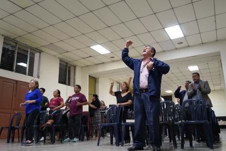 Fieles de la Parroquia El Espíritu Santo participaron en una charla sobre el dogma de la Asunción de María, profundizando en su significado y fortaleciendo su amor a la Virgen.