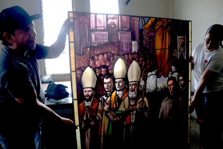 El equipo de restauración trabaja en los vitrales históricos de la Parroquia María Auxiliadora Don Rúa, piezas que narran la vida de Don Bosco y devoción mariana, preservando el patrimonio artístico y espiritual de la comunidad.