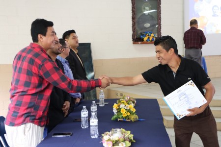 Uno de los 135 graduados del Centro de Formación Profesional Don Bosco recibe con orgullo su diploma técnico.