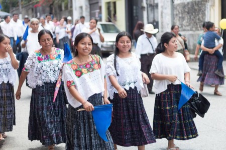 Fieles de la Parroquia Salesiana de San Pedro Carchá caminaron en peregrinación hasta la Catedral de Cobán, expresando la fe y la unidad del pueblo q’eqchi’.