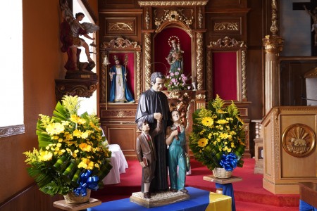 Miembros de ADMA Las Charcas prepararon con esmero un colorido altar en honor a San Juan Bosco, con motivo del 210 aniversario de su nacimiento, invitando a la comunidad a vivir con fe y alegría esta celebración salesiana.