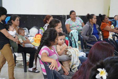 Madres junto a sus pequeños participaron en la jornada del Proyecto Gabriel en la Parroquia El Espíritu Santo, un espacio de formación, acompañamiento y apoyo solidario.