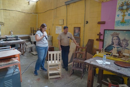 Alejandra Rodríguez, Delegada Inspectorial de Comunicación Social, junto al director Omar García y estudiantes del Centro de Formación Padre Bartolomé Ambrosio, durante su recorrido por los talleres de oficios en la Obra Salesiana La Divina Providencia.