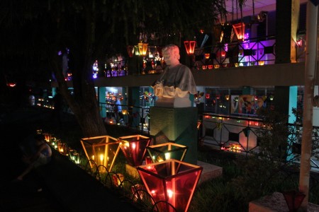 Los pasillos del Colegio Salesiano San José se llenaron de luz y color con la Noche de Faroles, celebrando el natalicio de San Juan Bosco en un ambiente de fe y alegría.