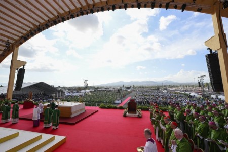 Entre cantos, oraciones y una atmósfera de esperanza, el Papa León celebra la misa del Jubileo de los Jóvenes ante más de un millón de personas. En su homilía, animó a los jóvenes a buscar a Cristo como la verdadera fuente de plenitud y a vivir una vida que se renueva en el amor y la entrega generosa.