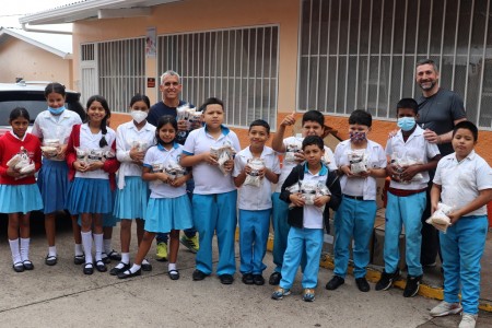 Niños del centro educativo Tiburcio Carías Andino reciben con alegría la donación de arroz de soya gestionada por la Parroquia María Auxiliadora, como parte de una acción solidaria que busca fortalecer su nutrición y bienestar, gracias al apoyo de Salesian Missions.