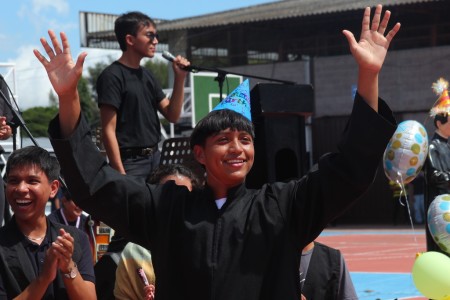Un estudiante del Instituto Técnico Ricaldone representó a Don Bosco durante la celebración de los 210 años de su nacimiento, recordando al santo como padre, maestro y amigo de la juventud.
