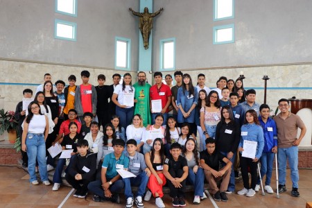 Jóvenes participantes del grupo de Confirmación en la Parroquia María Auxiliadora, reunidos durante su jornada de fe y servicio como parte de la preparación para recibir el sacramento que fortalecerá su compromiso cristiano.