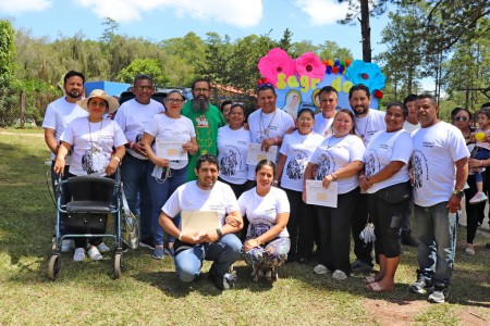 Matrimonios de la Parroquia María Auxiliadora renovaron sus votos matrimoniales durante la Eucaristía presidida por el padre René Guzmán, SDB, en el paseo familiar celebrado en Zambrano.