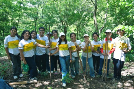 Estudiantes del Instituto Técnico Ricaldone participaron en la jornada de arborización en el Cerro Tecana, reafirmando su compromiso salesiano con el cuidado de la Casa Común.