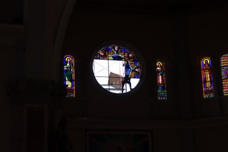La restauración de los vitrales del templo María Auxiliadora Don Rúa, iniciada en agosto y aún en proceso, devuelve poco a poco el esplendor de estas obras patrimoniales al servicio de la fe salesiana.