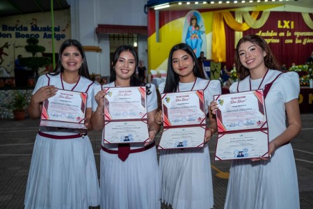 Nuevos bachilleres celebran con alegr&iacute;a su triunfo acad&eacute;mico tras recibir sus diplomas.