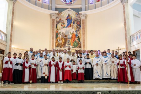  El padre Osiris Rivera, SDB, rodeado de los salesianos concelebrantes en la Eucarist&iacute;a de su ordenaci&oacute;n.
