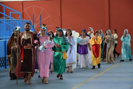 Colaboradores participan con alegría en la celebración mariana y navideña.