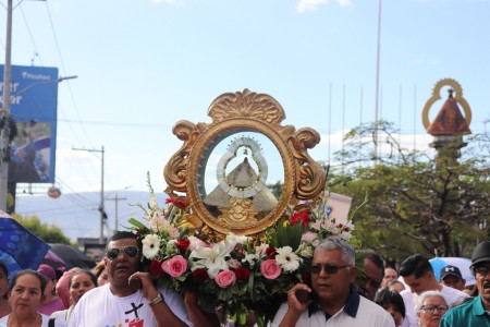 Fieles devotos acompañan la imagen de la Virgen de Suyapa en su peregrinación hacia la Basílica, en un acto de fe y agradecimiento.